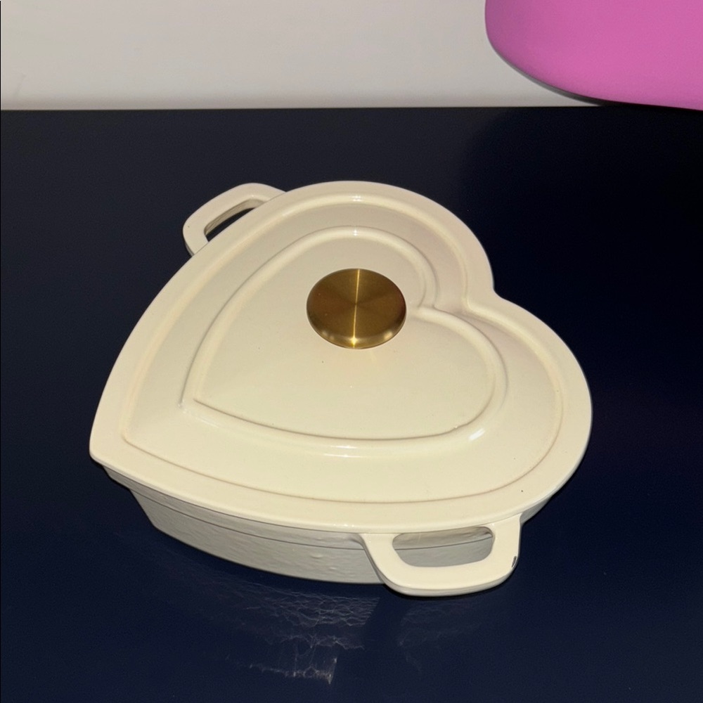 Heart-Shaped Cream Dutch Oven Baking Cooking Pot Dish with Gold Knob